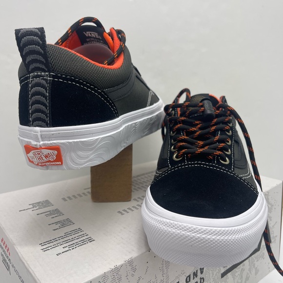 Vans Men's Skate Old Skool
Spitfire Black/Flame
VN0A5FCBBFM Sneakers - Picture 8 of 16